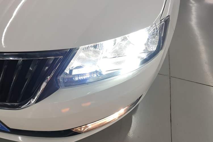 Used Skoda Rapid Spaceback 2016 Revised 1.6L Automatic Chuanxing Version Left Front Headlight