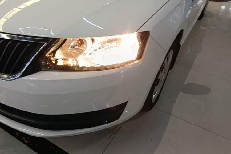 Used Skoda Rapid Spaceback 2016 Revised Version 1.6L Automatic Front-Drive Edition Left Front Headlight