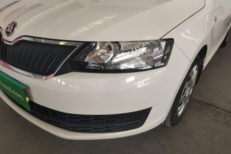 Used Skoda Rapid Spaceback 2016 Revised Version 1.4L Manual Front-Drive Edition Left Front Headlight