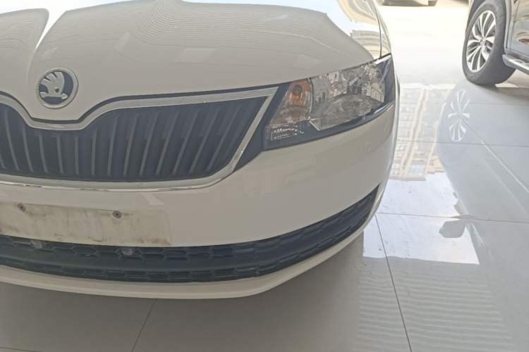 Used Skoda Rapid Spaceback 2016 Revised Version 1.6L Manual Front-Drive Edition Left Front Headlight