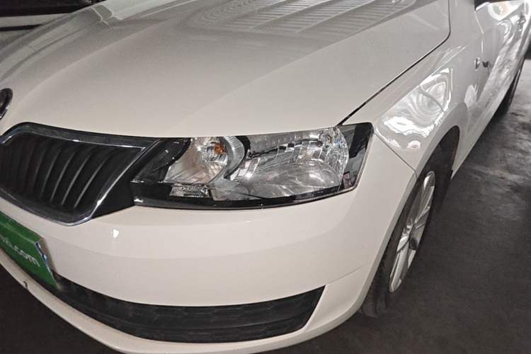 Used Skoda Rapid Spaceback 2016 Revised Version 1.6L Manual Front-Drive Edition Left Front Headlight
