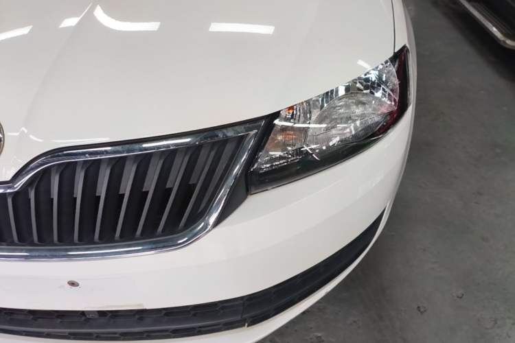 Used Skoda Rapid Spaceback 2016 Revised Version 1.6L Manual Front-Drive Edition Left Front Headlight
