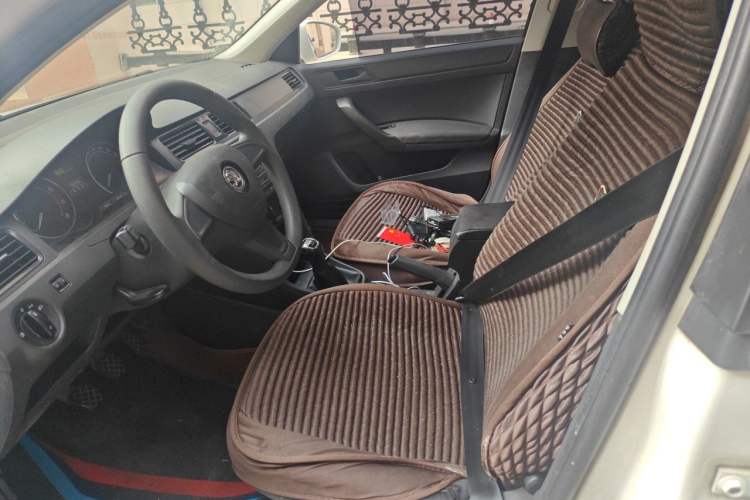 Used Skoda Rapid Spaceback 2016 Revised Version 1.6L Manual Front-Drive Edition Left Front Seat