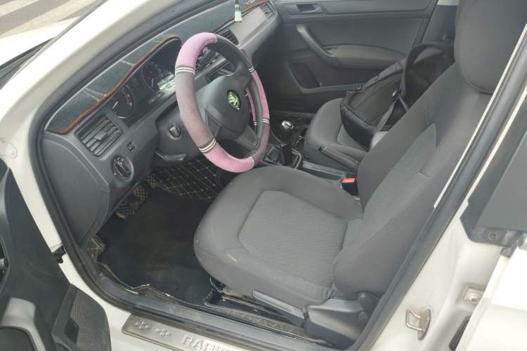 Used Skoda Rapid Spaceback 2016 Revised Version 1.6L Manual Front-Drive Edition Left Front Seat