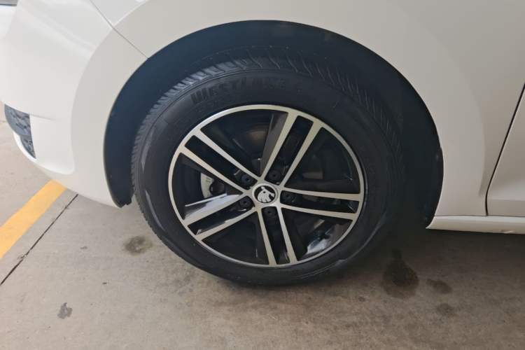Used Skoda Rapid Spaceback 2016 Revised Version 1.6L Automatic Front-Drive Edition Left Front Wheel Hub