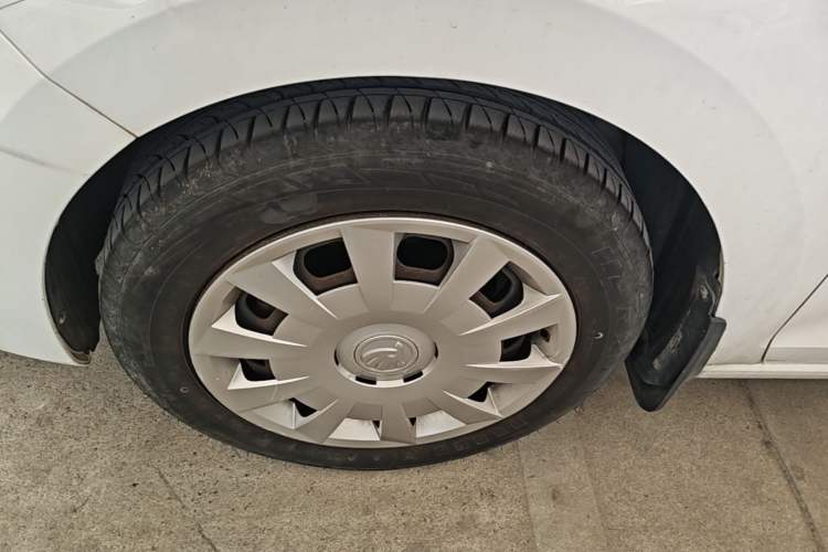 Used Skoda Rapid Spaceback 2016 Revised Version 1.4L Manual Front-Drive Edition Left Front Wheel Hub