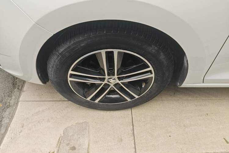 Used Skoda Rapid Spaceback 2016 Revised Version 1.6L Automatic Front-Drive Edition Left Front Wheel Hub