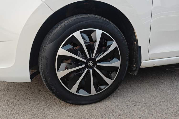 Used Skoda Rapid Spaceback 2016 Revised Version 1.4L Manual Front-Drive Edition Left Front Wheel Hub