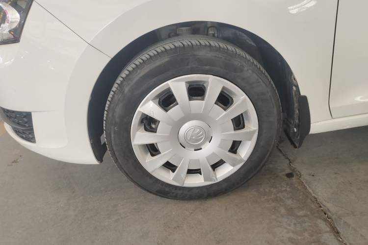 Used Skoda Rapid Spaceback 2016 Revised Version 1.4L Manual Front-Drive Edition Left Front Wheel Hub