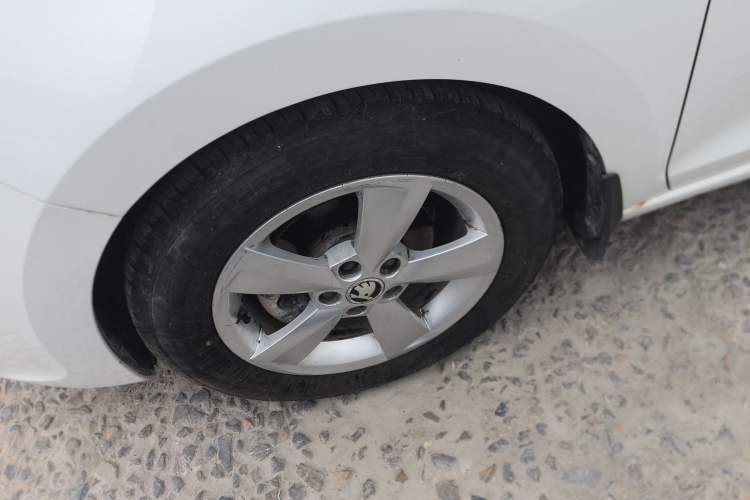 Used Skoda Rapid Spaceback 2016 1.6L Manual Trend Edition Left Front Wheel Hub