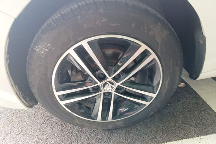Used Skoda Rapid Spaceback 2016 1.6L Automatic Smart Drive Edition Left Front Wheel Hub