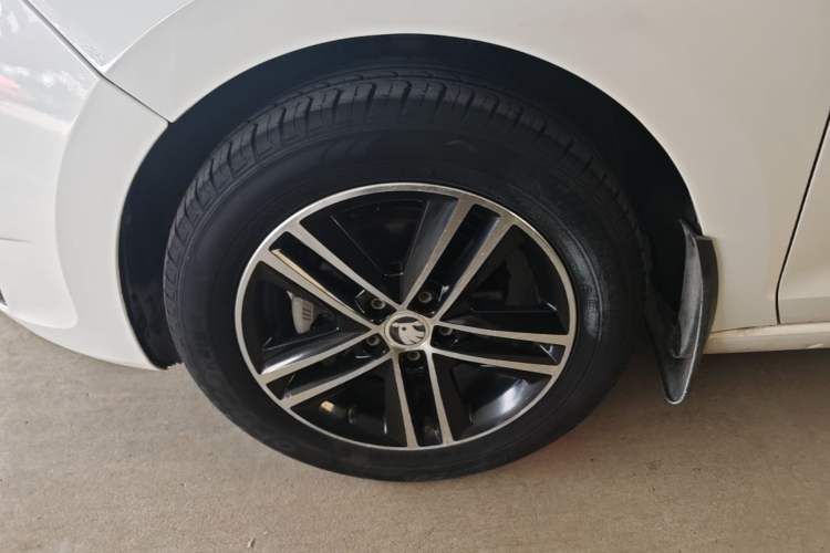 Used Skoda Rapid Spaceback 2016 Revised Version 1.6L Automatic Front-Drive Edition Left Front Wheel Hub