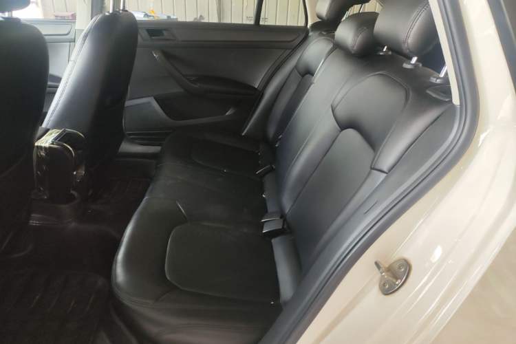 Used Skoda Rapid Spaceback 2016 1.6L Automatic Front-Wheel Drive Model Left Rear Seat