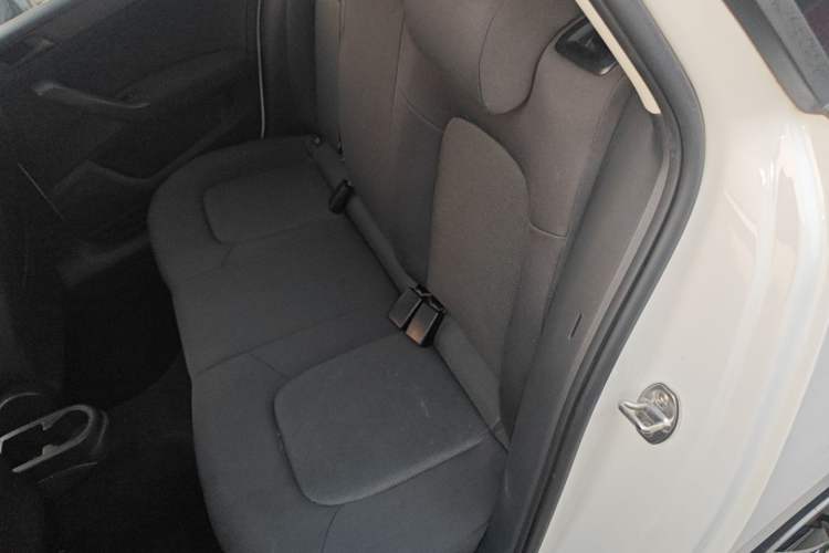 Used Skoda Rapid Spaceback 2016 Revised Version 1.4L Manual Front-Drive Edition Left Rear Seat