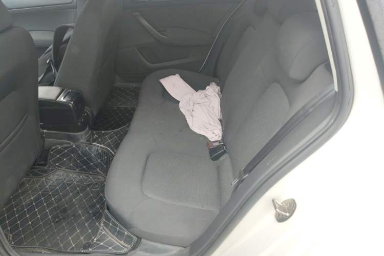 Used Skoda Rapid Spaceback 2016 Revised Version 1.6L Manual Front-Drive Edition Left Rear Seat