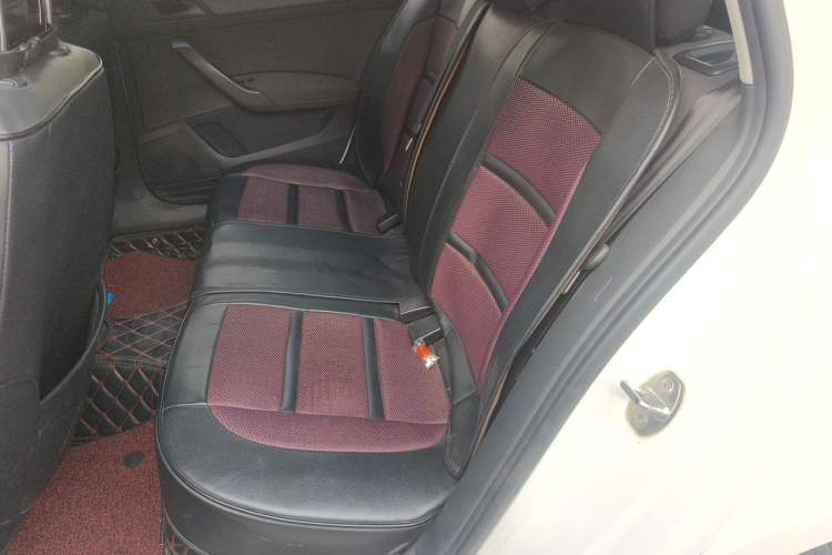 Used Skoda Rapid Spaceback 2016 Revised Version 1.4L Manual Front-Drive Edition Left Rear Seat