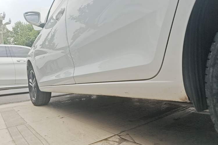 Used Skoda Rapid Spaceback 2016 Revised Version 1.6L Automatic Front-Drive Edition Left Side Sill