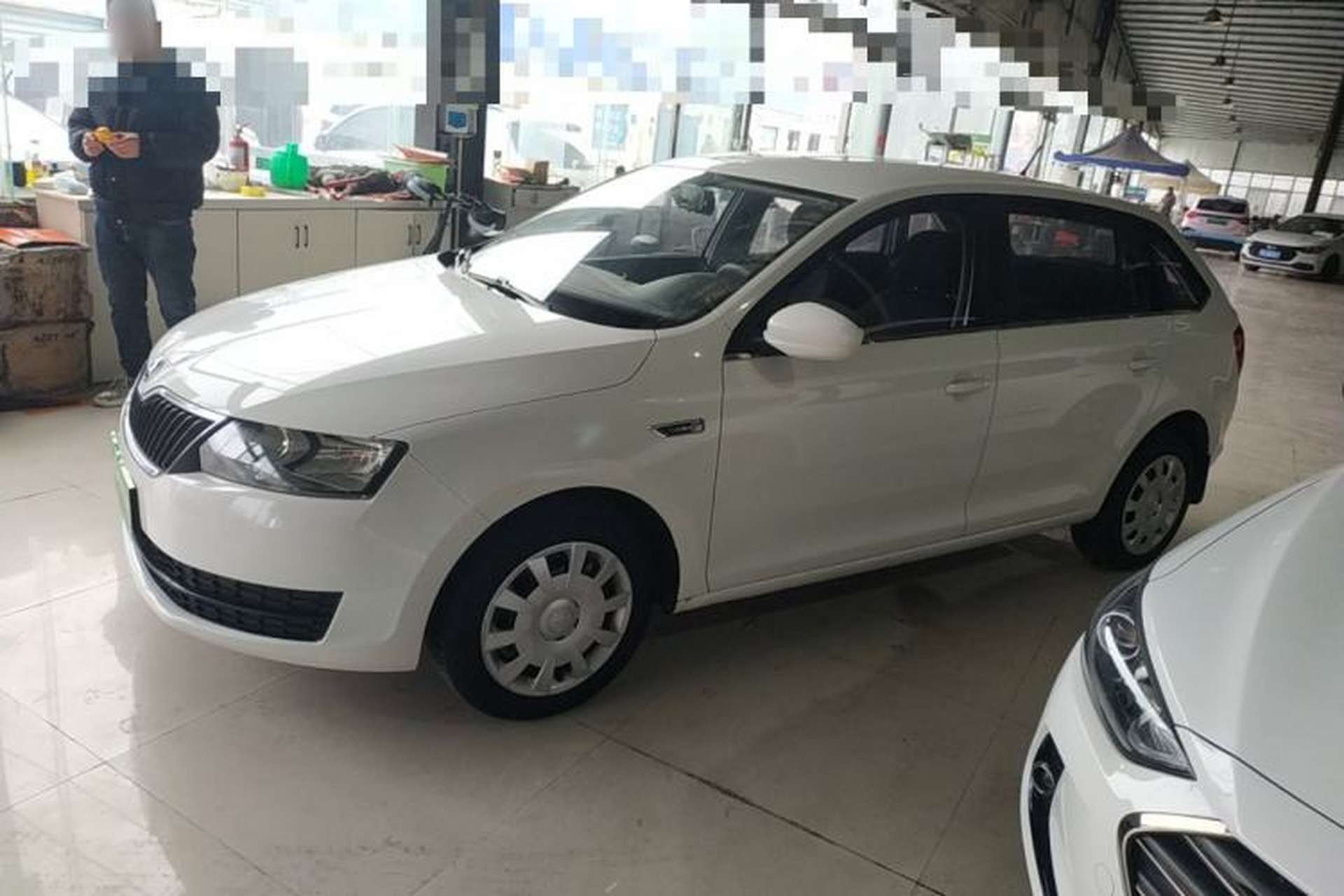 Used Skoda Rapid Spaceback 2016 Revised Version 1.4L Manual Front-Drive Edition Left Side