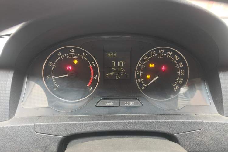 Used Skoda Rapid Spaceback 2016 Revised Version 1.6L Manual Front-Drive Edition Odometer Close Up