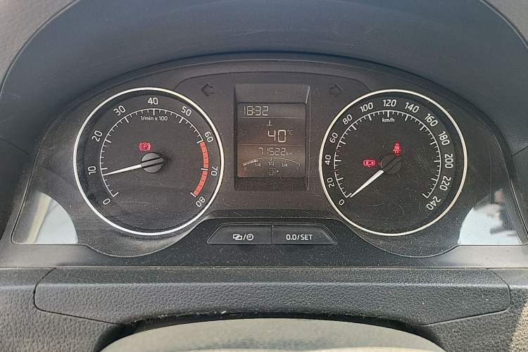 Used Skoda Rapid Spaceback 2016 Revised Version 1.4L Manual Front-Drive Edition Odometer Close Up