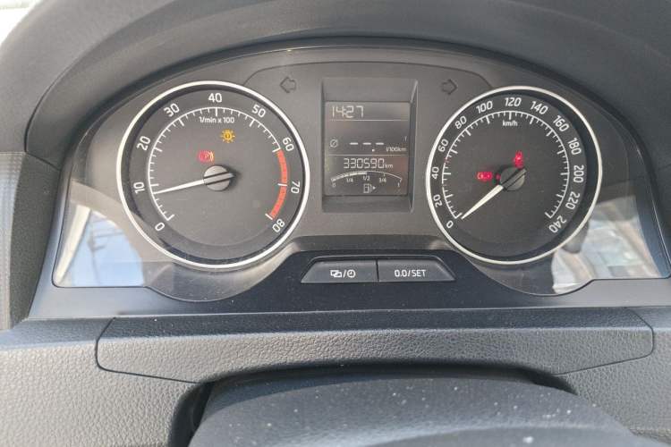 Used Skoda Rapid Spaceback 2016 Revised Version 1.4L Manual Front-Drive Edition Odometer Close Up