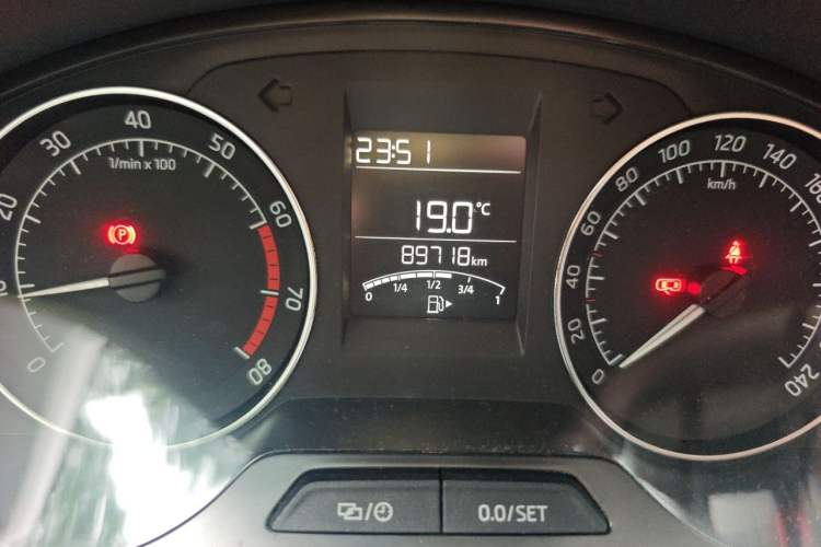 Used Skoda Rapid Spaceback 2016 Revised Version 1.6L Manual Front-Drive Edition Odometer Close Up