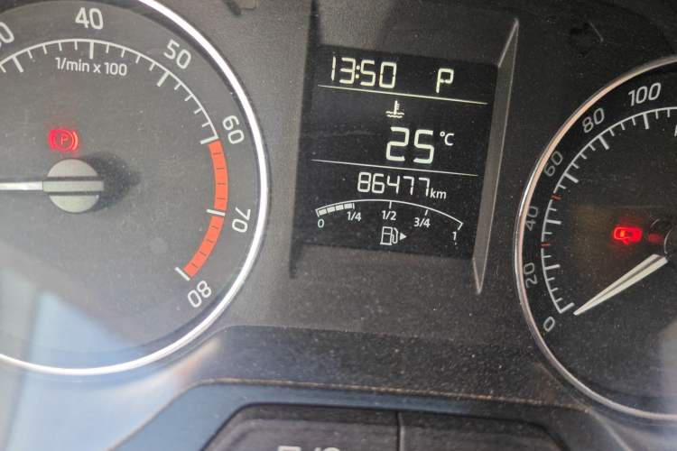 Used Skoda Rapid Spaceback 2016 Revised Version 1.6L Automatic Front-Drive Edition Odometer Close Up