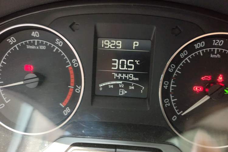 Used Skoda Rapid Spaceback 2016 Revised Version 1.6L Automatic Front-Drive Edition Odometer Close Up
