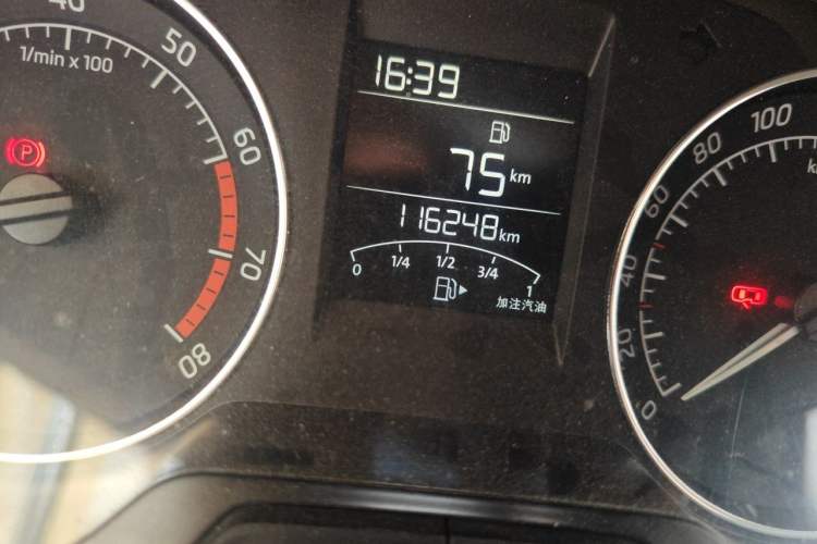 Used Skoda Rapid Spaceback 2016 Revised Version 1.6L Manual Front-Drive Edition Odometer Close Up