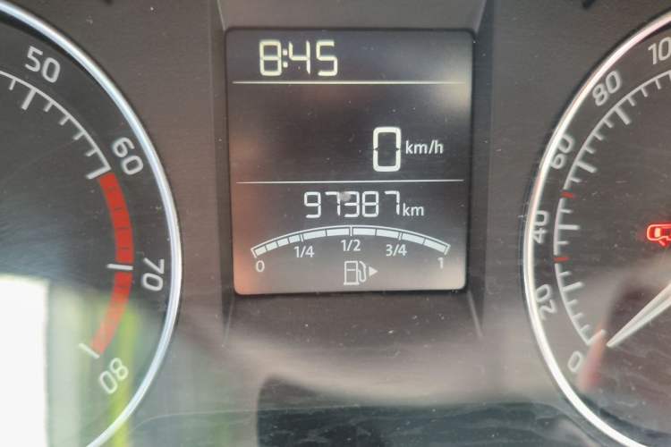 Used Skoda Rapid Spaceback 2016 Revised Version 1.4L Manual Front-Drive Edition Odometer Close Up