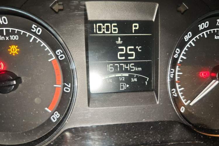 Used Skoda Rapid Spaceback 2016 Revised Version 1.6L Automatic Front-Drive Edition Odometer Close Up