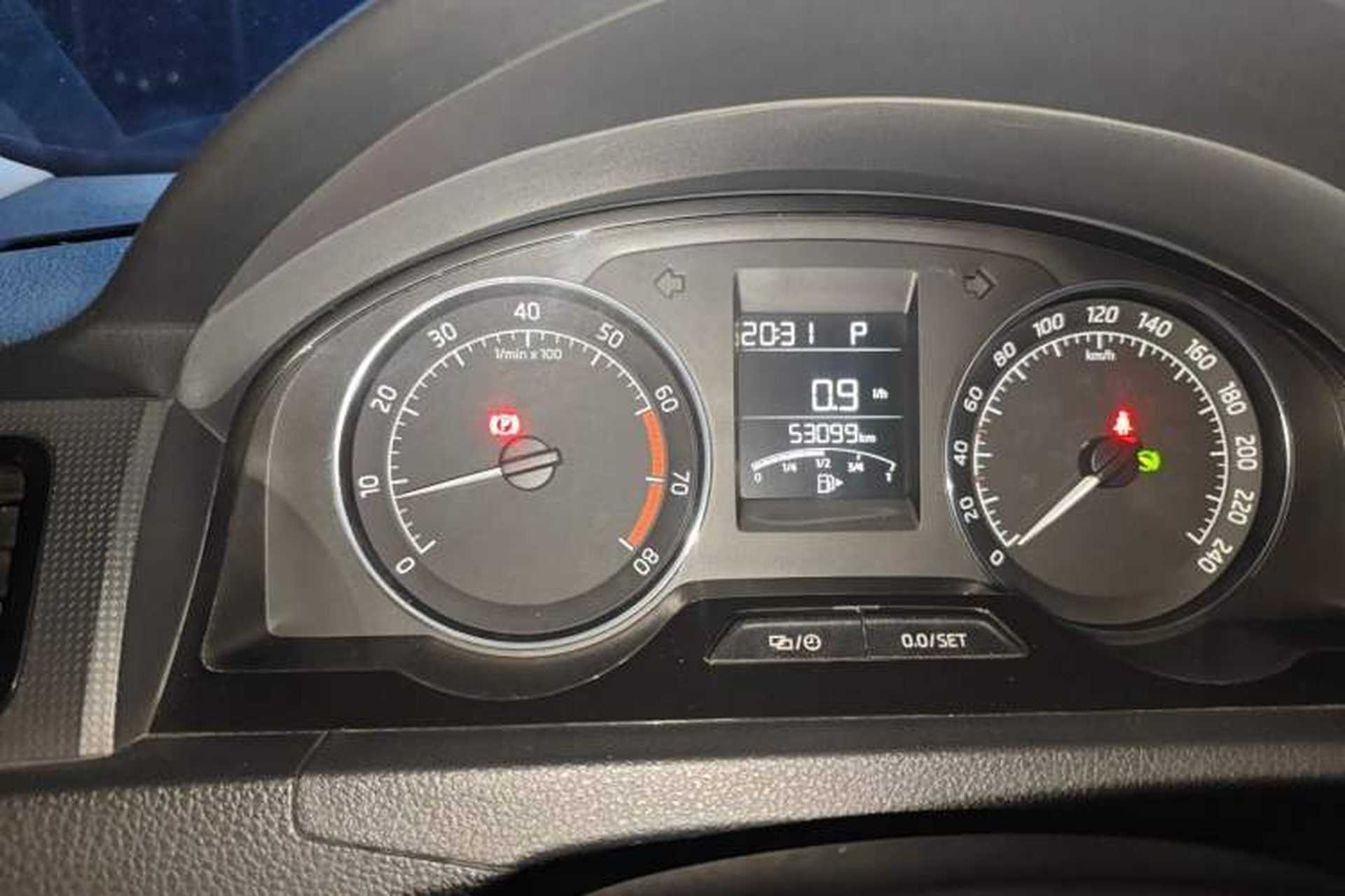 Used Skoda Rapid Spaceback 2016 Revised Version 1.6L Automatic Front-Drive Edition Odometer Close Up