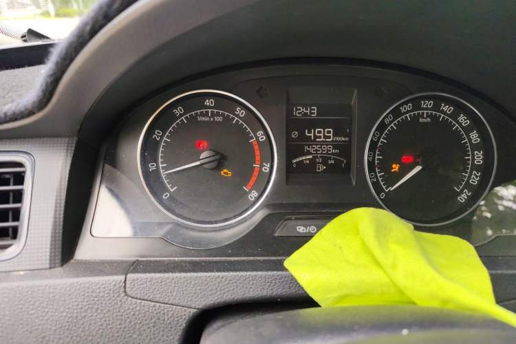Used Skoda Rapid Spaceback 2016 Revised Version 1.6L Manual Front-Drive Edition Odometer Close Up