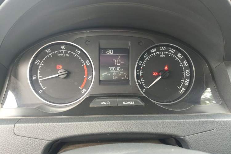 Used Skoda Rapid Spaceback 2016 Revised Version 1.6L Manual Front-Drive Edition Odometer Close Up
