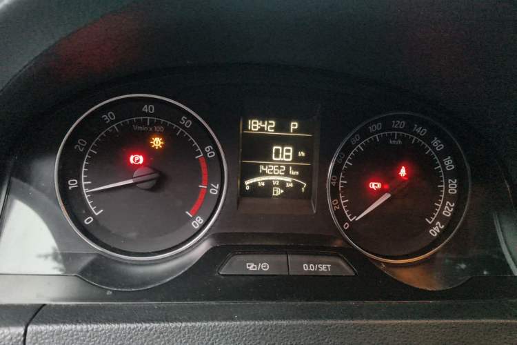 Used Skoda Rapid Spaceback 2016 Revised 1.6L Automatic Chuanxing Version Odometer Close Up