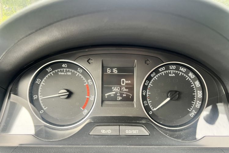 Used Skoda Rapid Spaceback 2016 Revised Version 1.6L Manual Front-Drive Edition Odometer Close Up