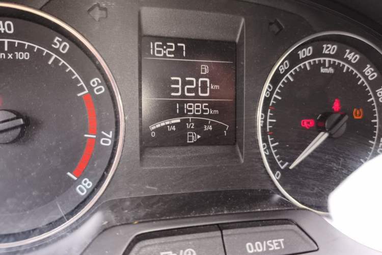 Used Skoda Rapid Spaceback 2016 Revised Version 1.4L Manual Front-Drive Edition Odometer Close Up