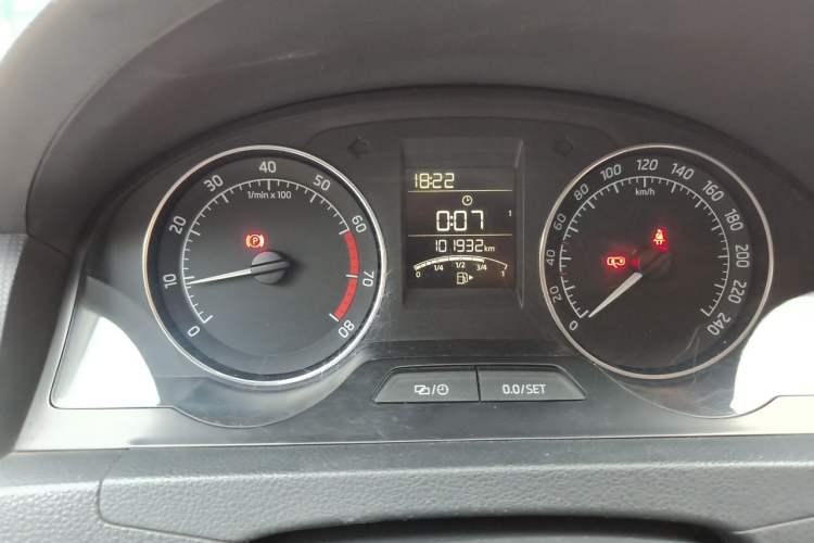 Used Skoda Rapid Spaceback 2016 Revised Version 1.6L Manual Front-Drive Edition Odometer Close Up
