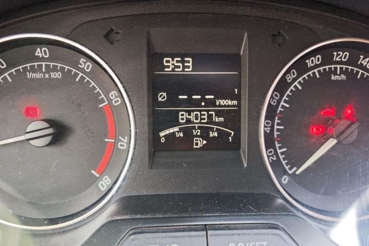 Used Skoda Rapid Spaceback 2016 Revised Version 1.4L Manual Front-Drive Edition Odometer Close Up