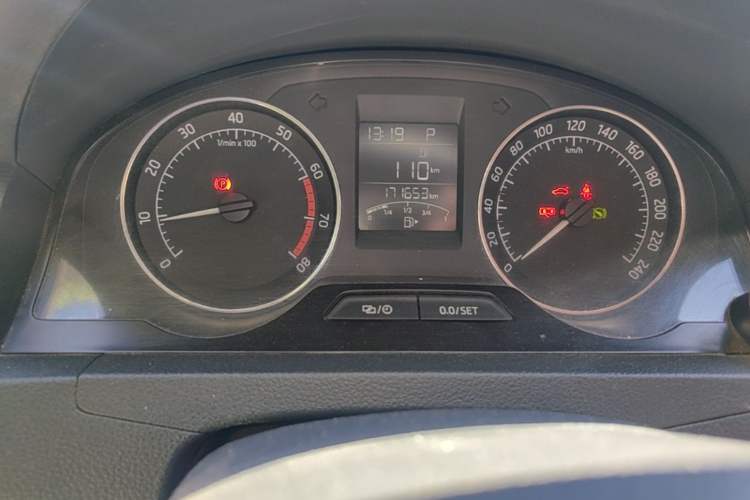Used Skoda Rapid Spaceback 2016 Revised Version 1.6L Automatic Front-Drive Edition Odometer Close Up