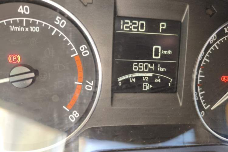 Used Skoda Rapid Spaceback 2016 1.6L Automatic Chuanxing Edition Odometer Close Up