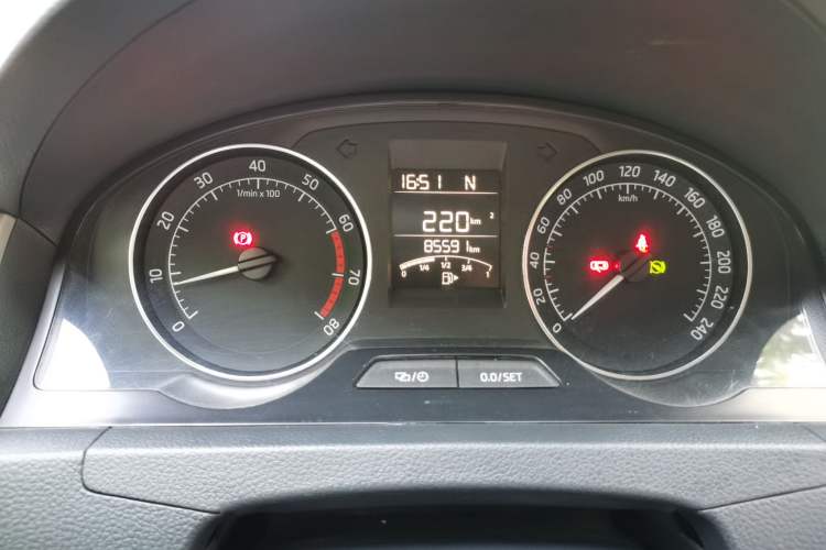 Used Skoda Rapid Spaceback 2016 Revised 1.6L Automatic Chuanxing Version Odometer Close Up