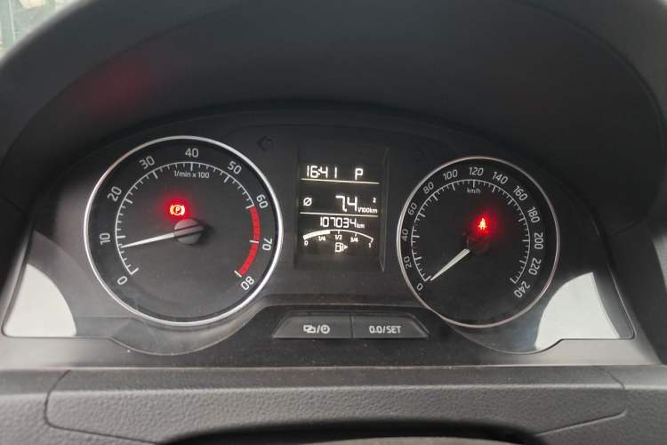 Used Skoda Rapid Spaceback 2016 Revised Version 1.6L Automatic Front-Drive Edition Odometer Close Up