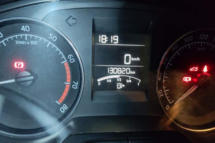 Used Skoda Rapid Spaceback 2016 1.6L Manual Front-Wheel-Drive Version Odometer Close Up