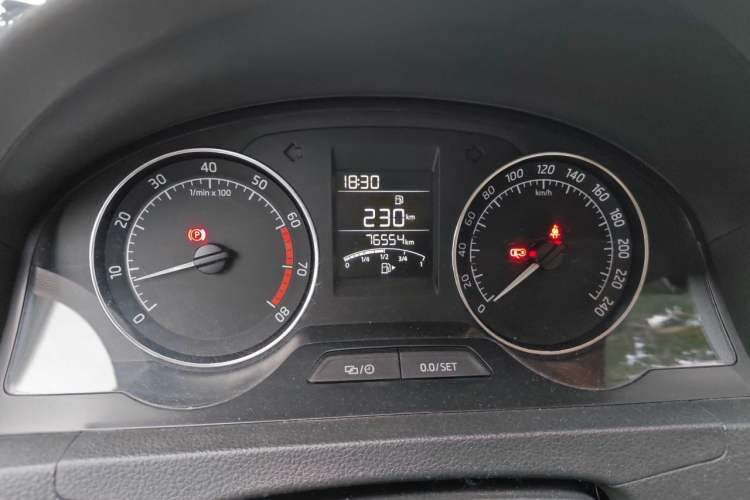Used Skoda Rapid Spaceback 2016 Revised Version 1.4L Manual Front-Drive Edition Odometer Close Up
