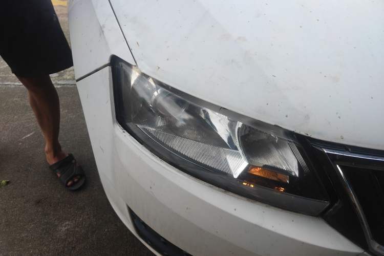 Used Skoda Rapid Spaceback 2016 Revised Version 1.6L Manual Front-Drive Edition Right Front Headlight