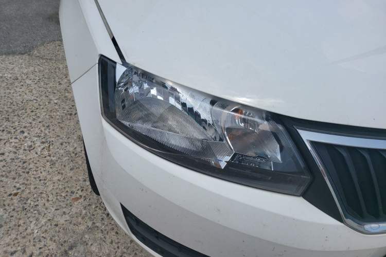 Used Skoda Rapid Spaceback 2016 Revised Version 1.4L Manual Front-Drive Edition Right Front Headlight