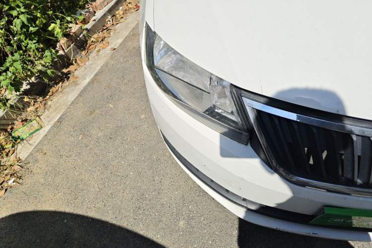 Used Skoda Rapid Spaceback 2016 Revised Version 1.4L Manual Front-Drive Edition Right Front Headlight