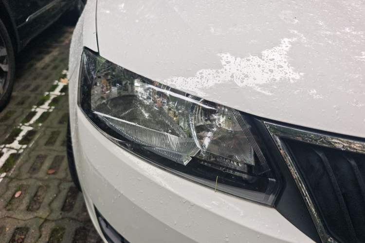 Used Skoda Rapid Spaceback 2016 Revised Version 1.6L Manual Front-Drive Edition Right Front Headlight