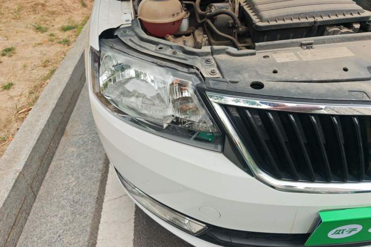 Used Skoda Rapid Spaceback 2016 Revised 1.6L Automatic Chuanxing Version Right Front Headlight